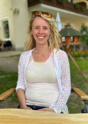 Julia Anner